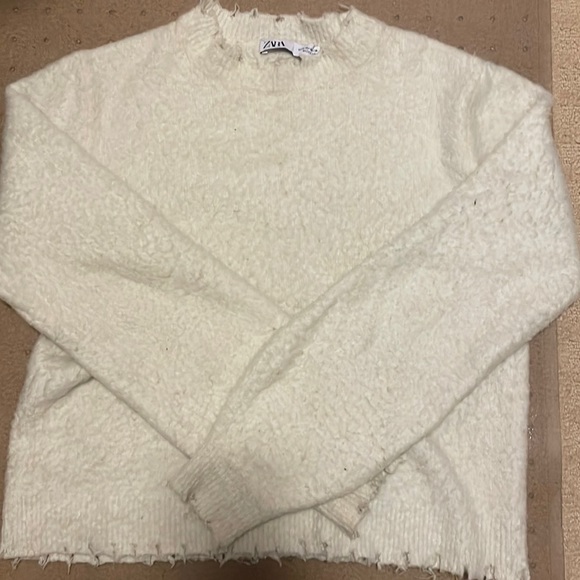 Zara Sweaters - Zara white knit sweater with rigid edges